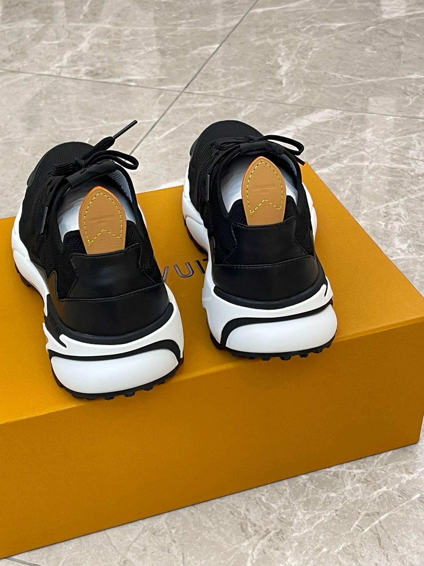 [L Home] Top P: 700💰 Size: 39-44 (customized at 38.45.46) LV Donkey Brand Louis Vuitton RUNNER TATIC new men's sneakers This LV Runner Tatic sneaker uses a whole piece of technical knitting to create an easy-to-take-off design, and then outlines the upper with cow leather trim. The LV logo on the side releases a dynamic atmosphere between the textures, the leather back strap is shaped like the handle fastener of the Louis Vuitton leather goods series, and the lightweight and wear-resistant two-tone rubber sole completes the whole. The toe and heel wrap details continue to provide comfortable fabric foot support, creating a stylish and stylish upper! Comes with full original packaging!